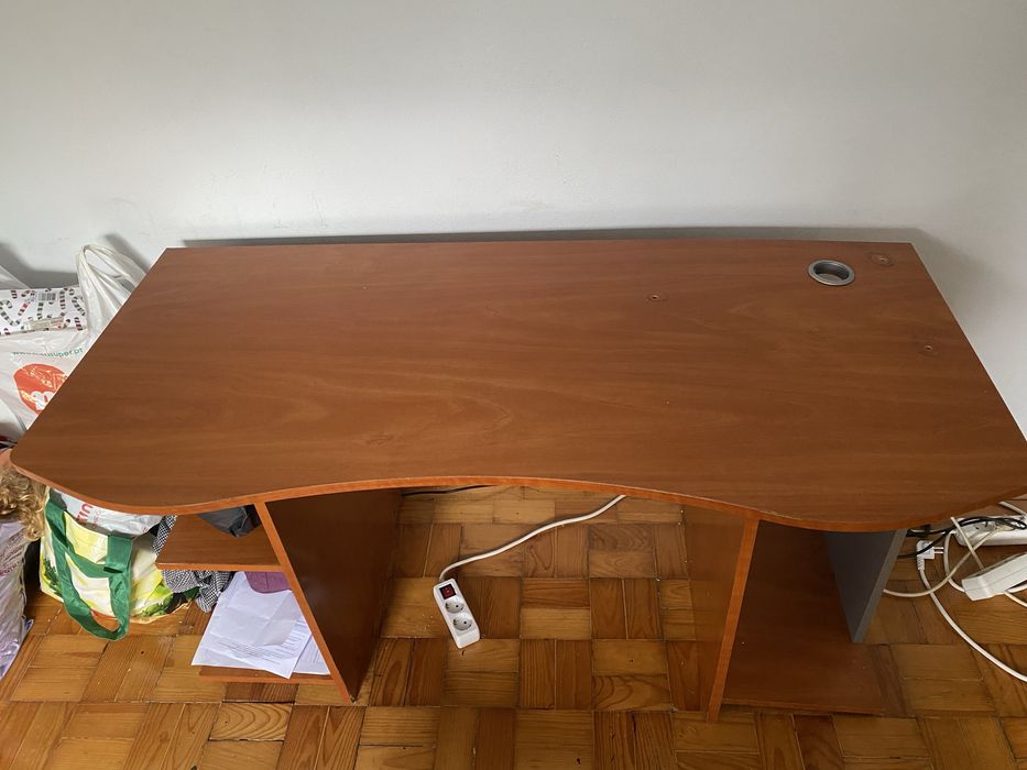 Secretaria em madeira em bom estado