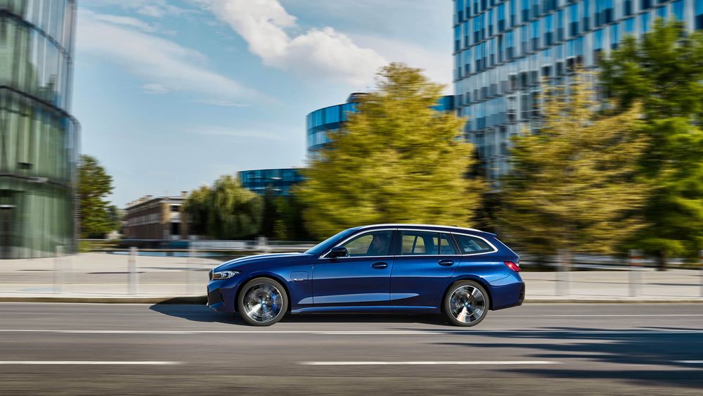 Niebieskie BMW Seria 3 kombi lewy bok