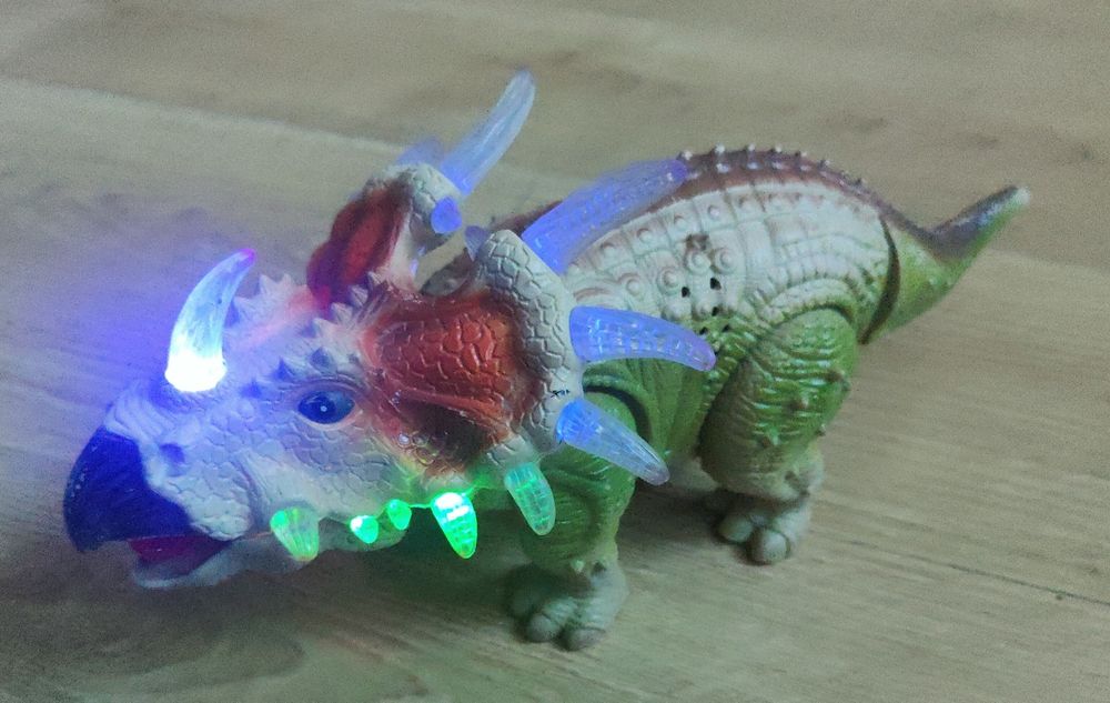 Dinozaur triceratops dźwięk światło