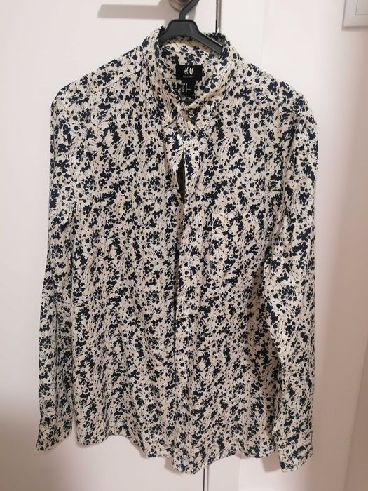 Camisa HM padrão branco azul e bejr