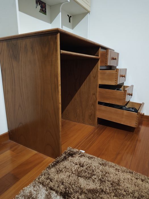 Secretária de Estudo em Madeira – Elegante, Prática e Durável