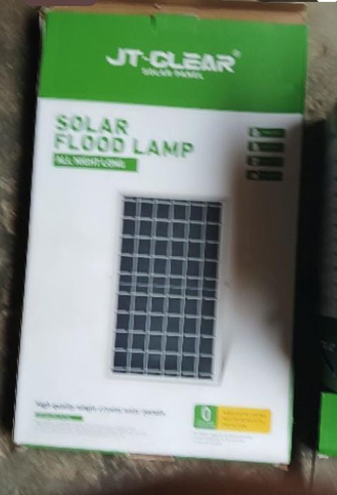 projetor com painel solar é novo