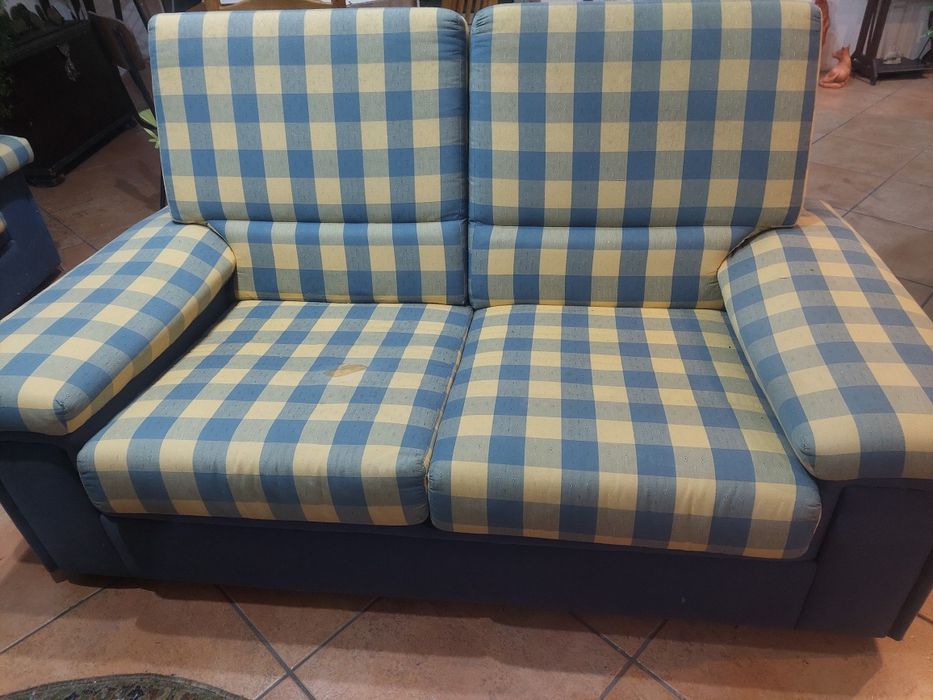 Sofá de dois lugares