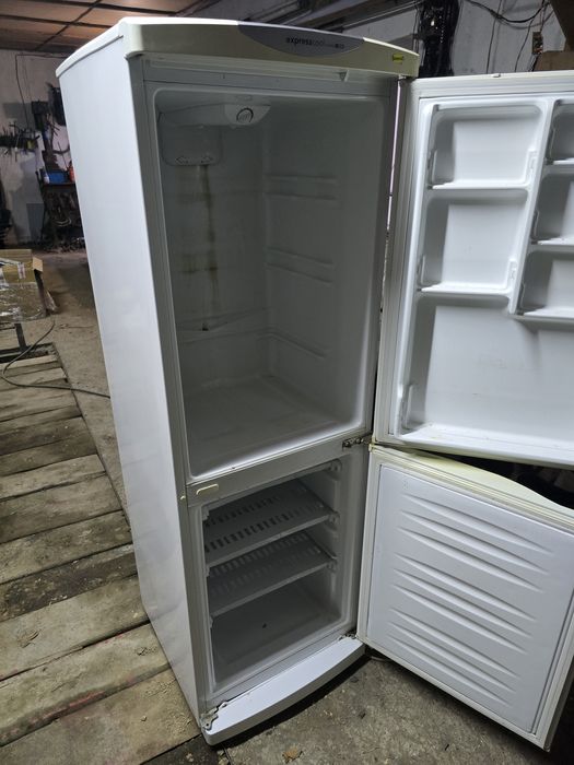 Холодильник LG .