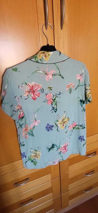 Camisa flores azul Mango manga curta