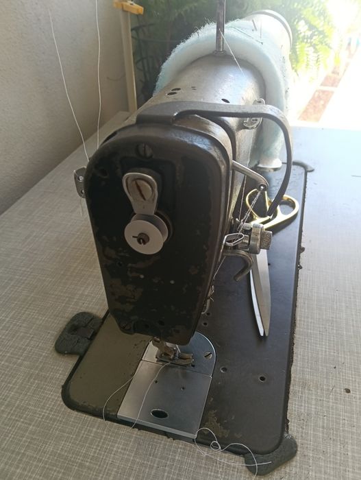 Máquina de Costura Industrial PFAFF – Revista por Técnico e a Funcionar a 100%