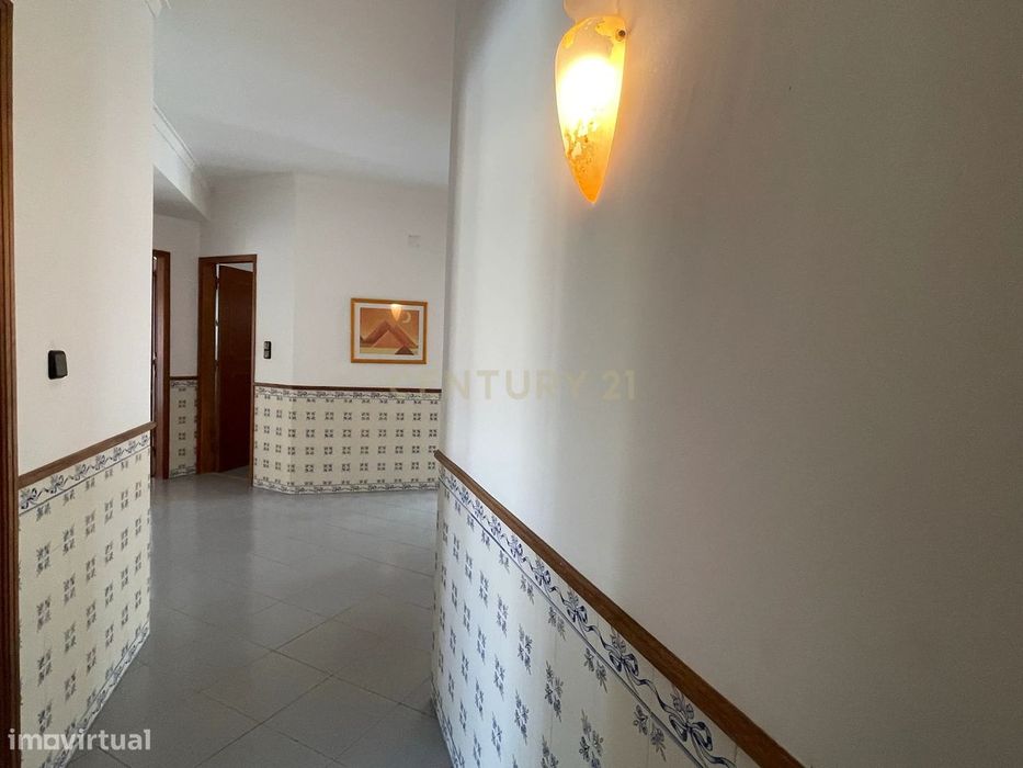 Apartamento em Marisol, para arrendamento, com áreas generosas e excel