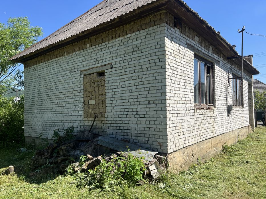 Продаж цегляного будинку