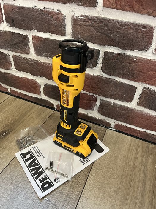 Фрезер аккумуляторный для вырезания гипсокартона DeWALT DCE555