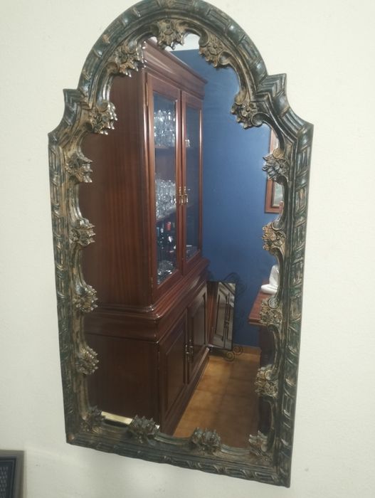 Espelho com moldura em madeira entalhada