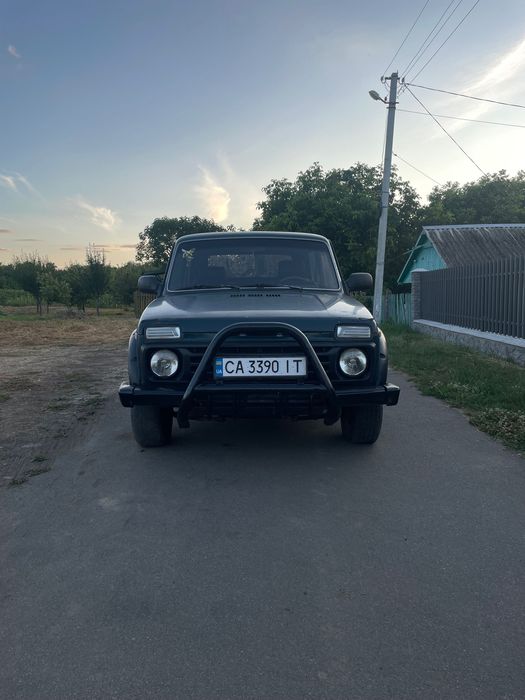 Автомобіль ваз нива 21214