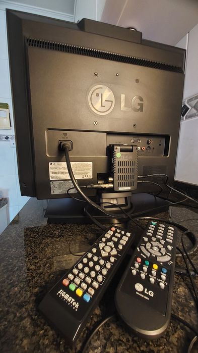 LCD LG 20LS5R - 51 cm 4:3 + Recetor TDT Sigmatek DVBR-50HD