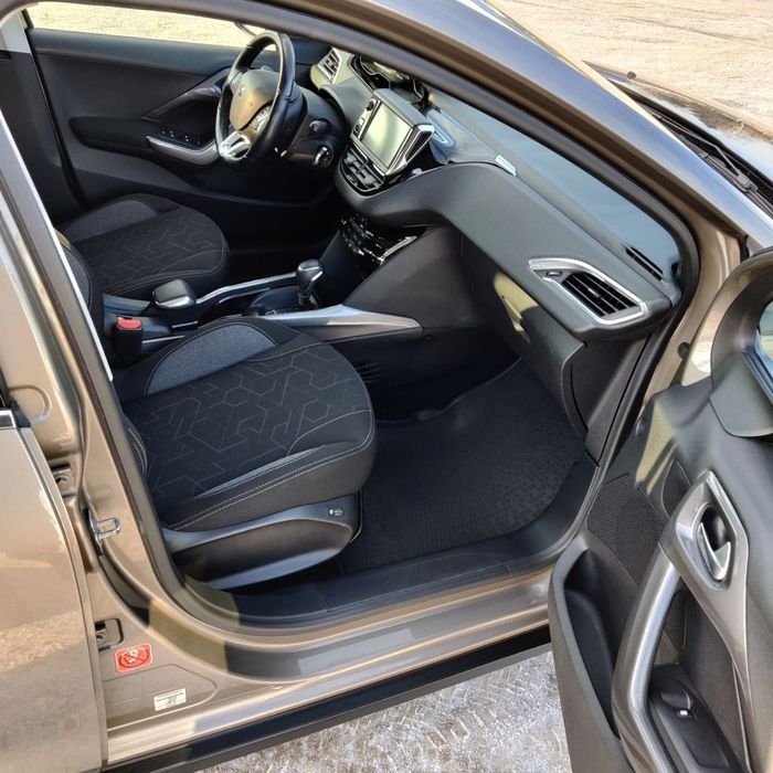 Продам Peugeot 2008, 2017 року з панорамою