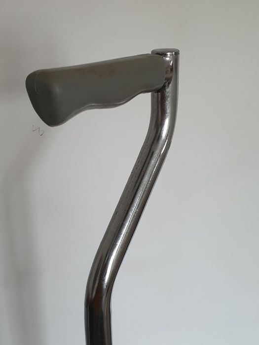 Muleta Bengala tripé usada