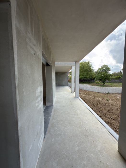 Moradia T4 geminada, térrea, com jardim e garagem em Condeixa-a-Nova