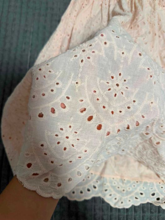 Летнее платье с открытыми плечами из прошвы хлопок