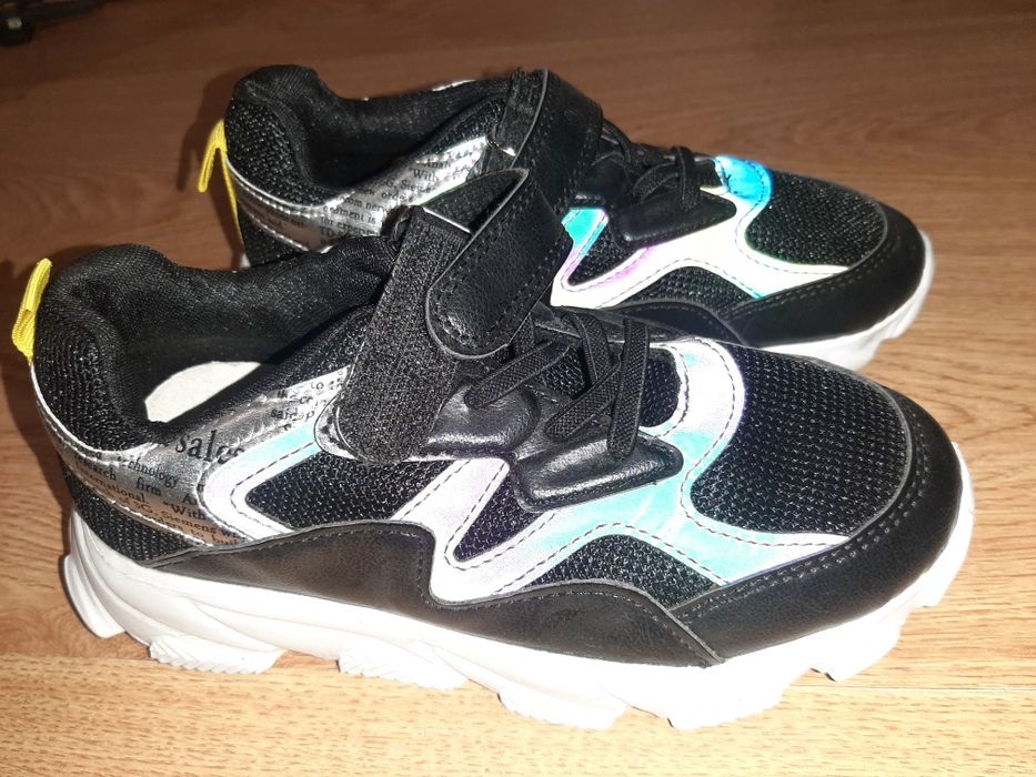 кросівки на дівчинку 33р нові