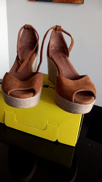 Sandálias Max tamanho 37.