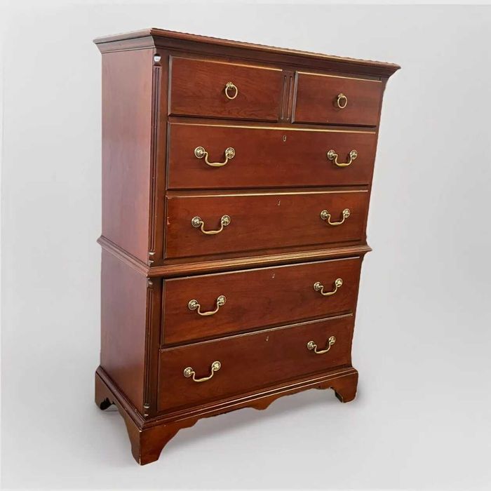 Wysoka komoda z litego drewna produkcji USA.