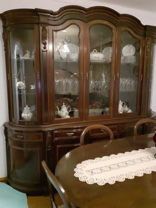 Móvel da sala constituído por 2 módulos em madeira mogno