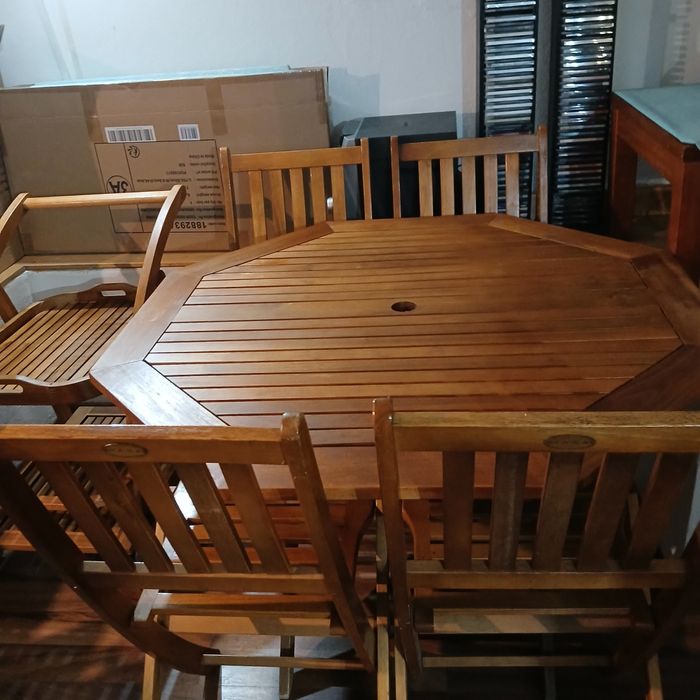 Mesa e cadeiras de jardim