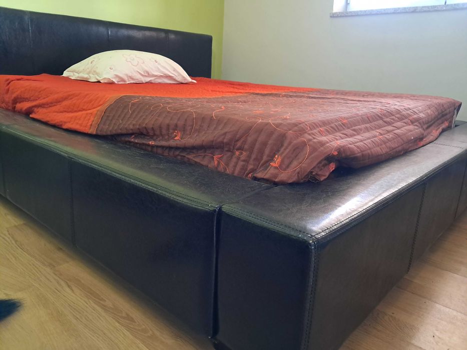 Cama de casal com colchao em muito bom estado de conservaçao