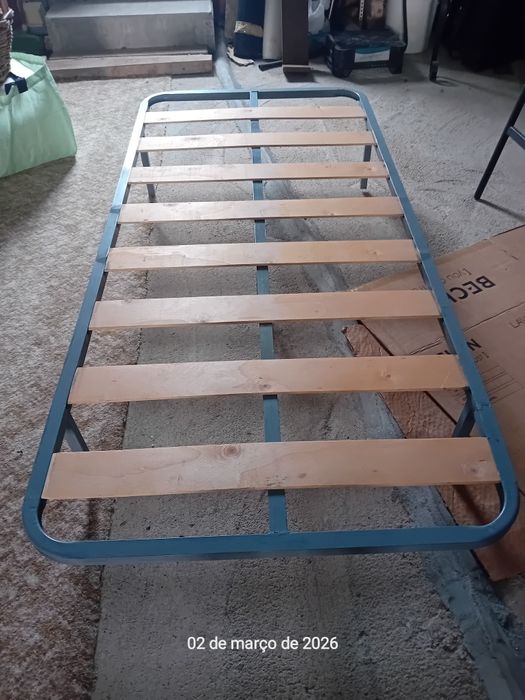 Vende-se estrado metálico