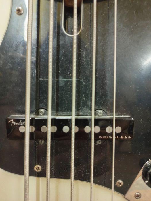 Baixo Marcus Miller V7 vintage 5 cordas Pickups Fender Noiseless