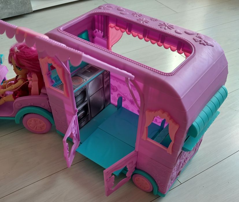 Auto z przyczepą campingowa plus lalka