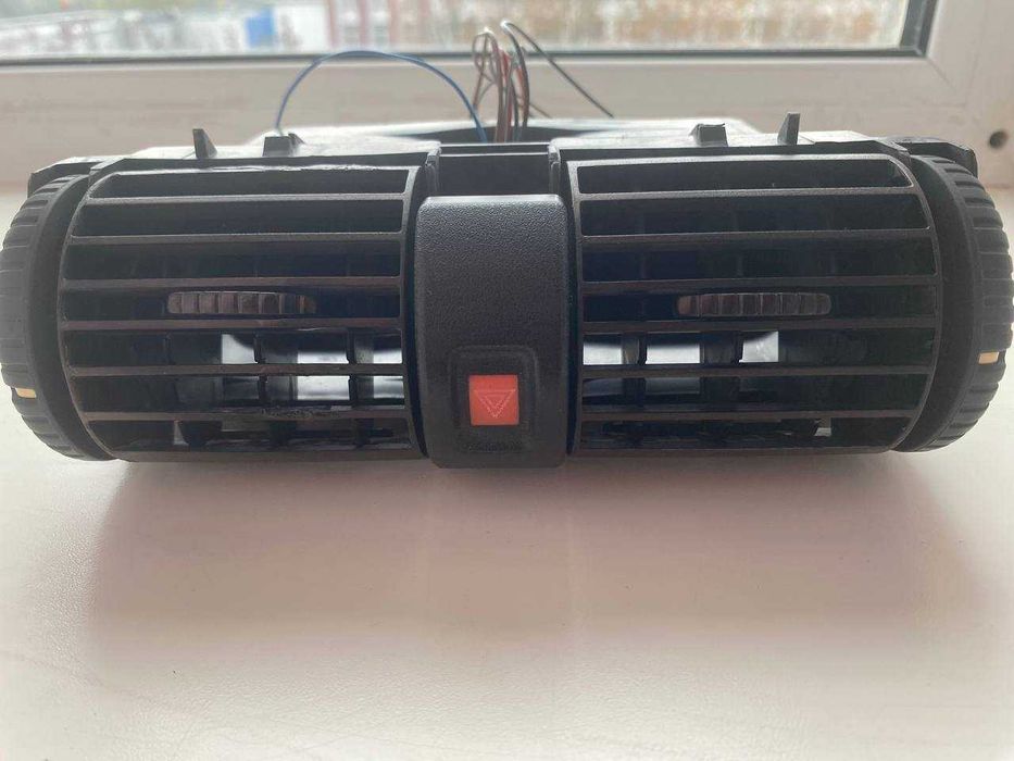 Повітряний дефлектор (центральний) Opel Astra G/90560344