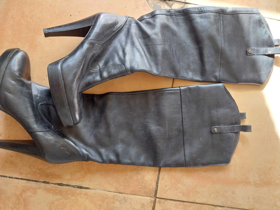 Botas pretas da Gess tamanho verdadeiro