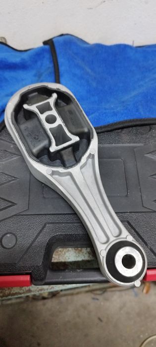 Меган3 нижня опора двигуна