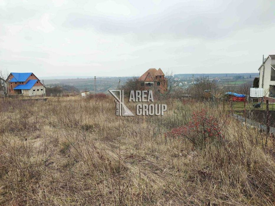 Продаж земельної ділянки під житлову забудову поблизу міста.