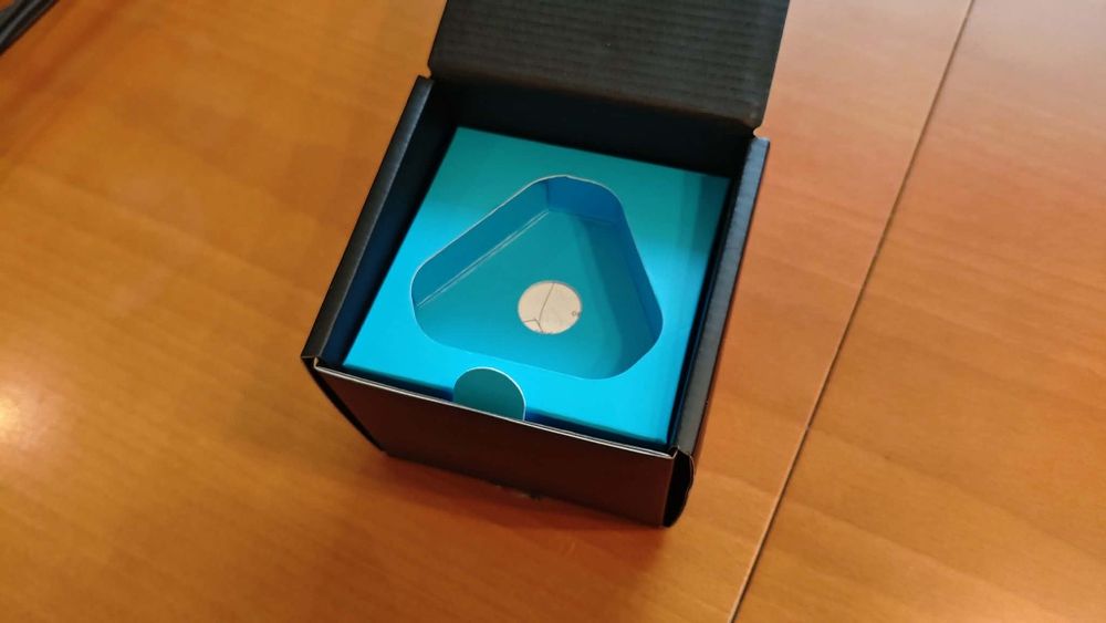 3 trackery Vive Trackers 3.0 + dongle (+ stacje na dongle i kable OEM), oryginalne opakowanie + pasy Vortex Virtual Reality full-body tracking/FBT