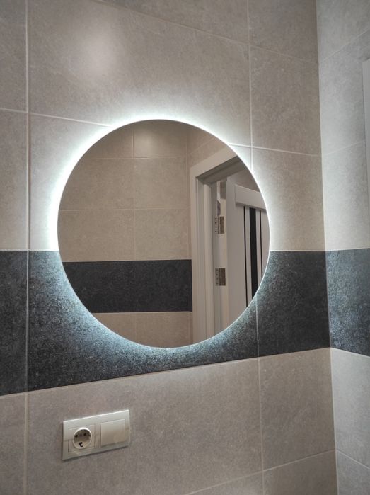 Дзеркало з ледь підсвіткою в ванну або спальну кімнату