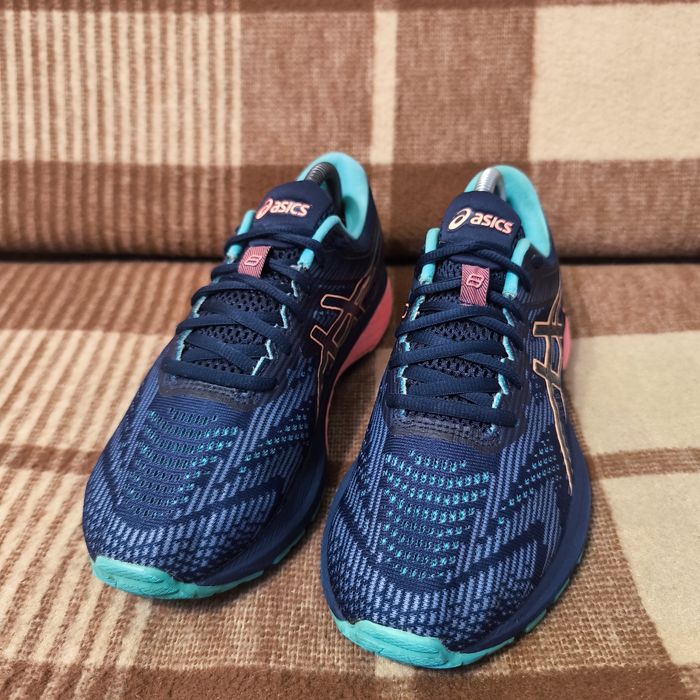 Жіночі кросівки asics