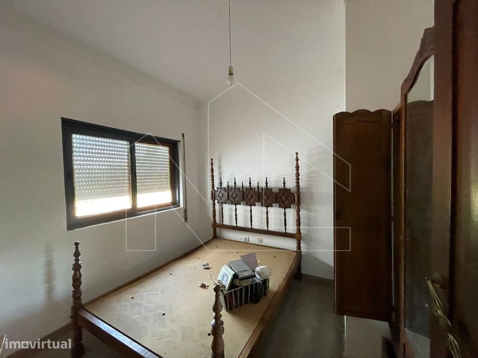 Moradia T4 com Quintal, Cozinha de Forno e Anexos