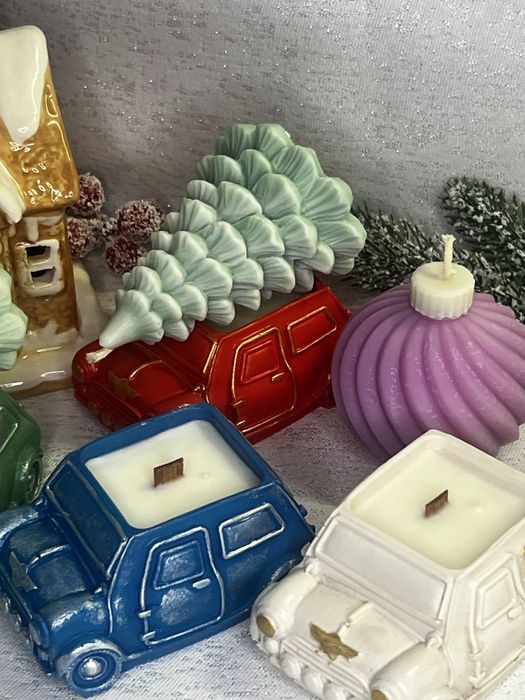 Свічка в кашпо-машинці з ялинкою