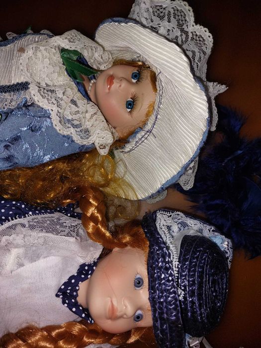 2 bonecas de porcelana com suporte