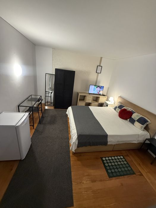 Quarto amplo mobiliado 03 pessoas c despesas incluídas em Frente El corte ingles Lisboa