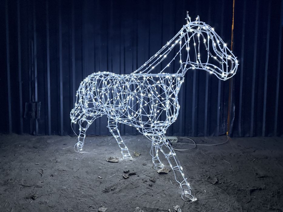 Кінь, фігура новорічна. Олень новорічний, сани, яскраві подарунки