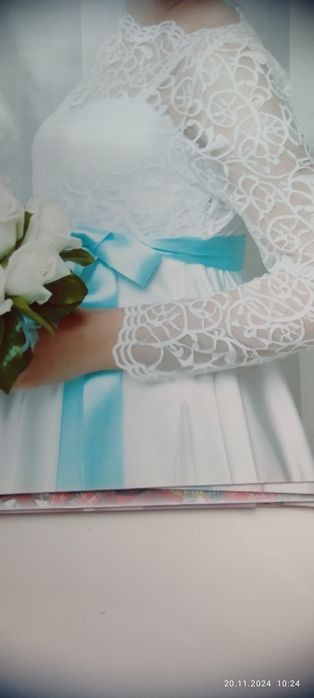 Біла сукня з атласу