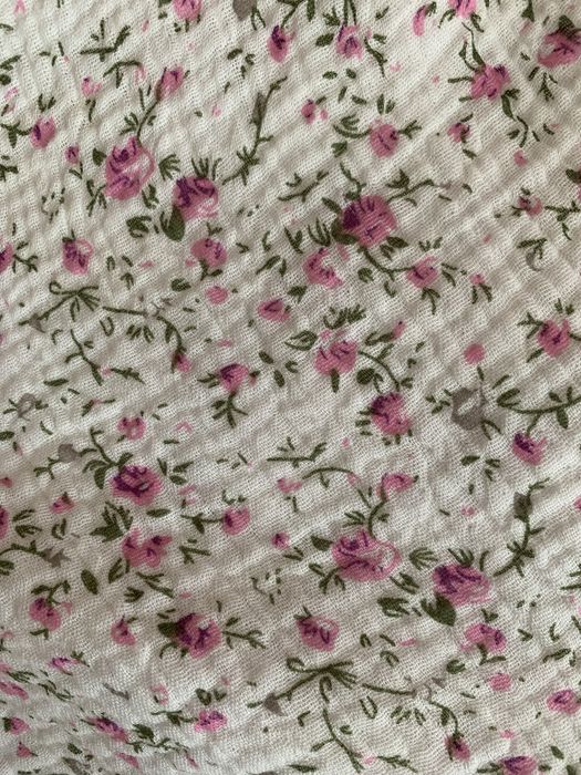 Ніжна квіткова сукня легка, з пишними рукавами