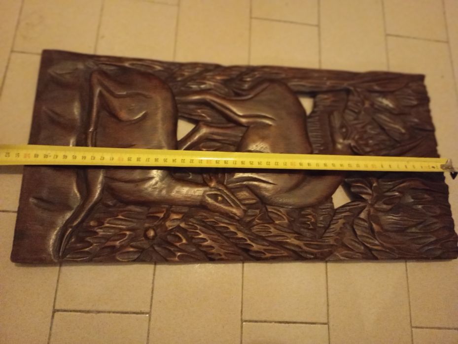 Quadro esculpido em madeira entalhada