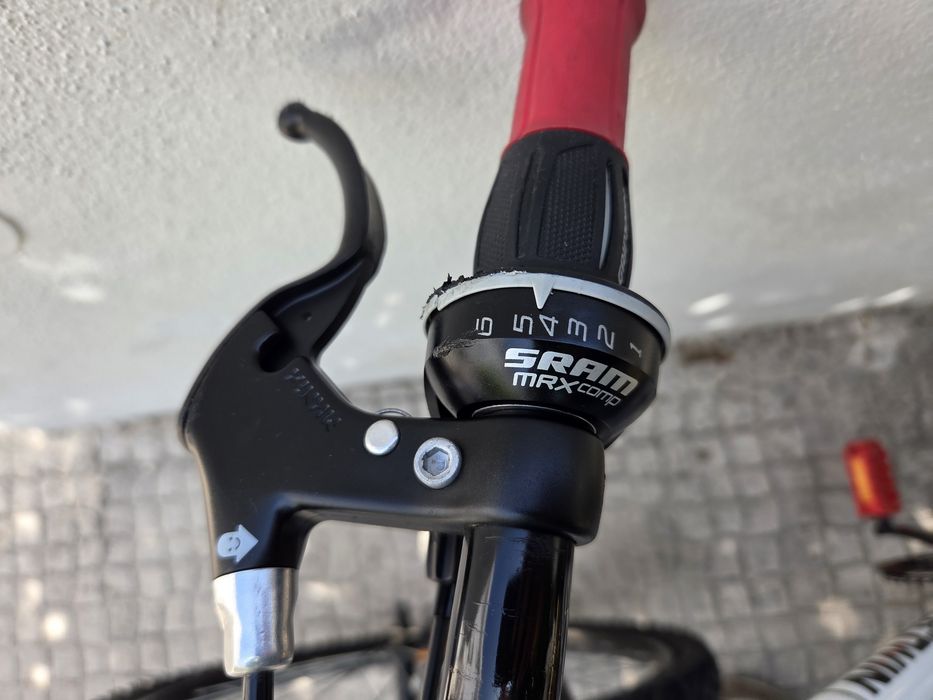 Decathlon/B-Twin/ Rockrider 300 roda 24
roda 24
6 velocidades ( atras)
campaínha e luzes incluidas

Tudo nas melhores condições e pronta a usar, idea