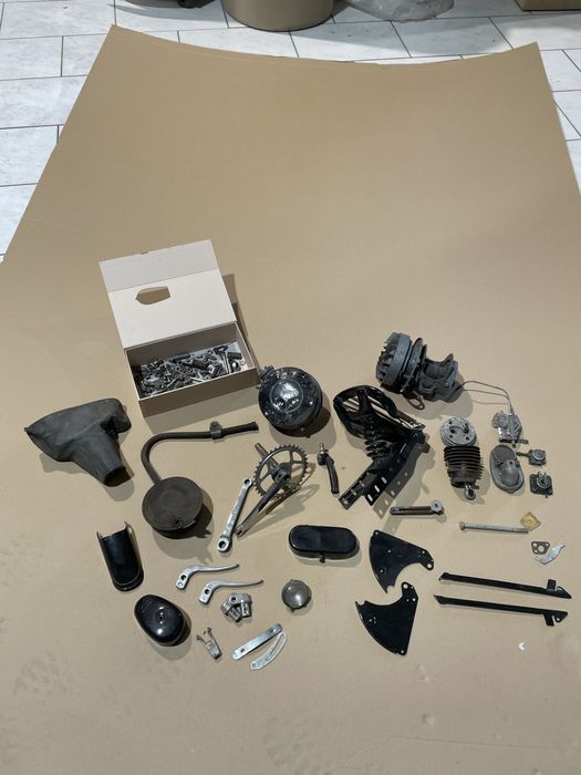 Duas velosolex uma dadora de peças e outra em fase de restauro avançad