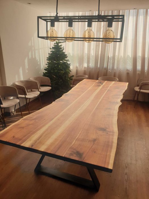 Mesa em madeira maciça rústica,borda o vivo.Rustic solid wood table