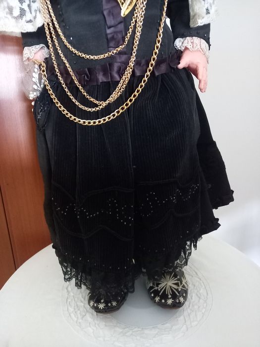 Boneca vestida com trage Viana