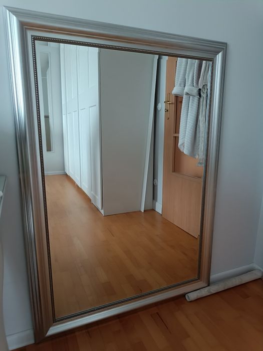 Lustro w srebrnej ramie