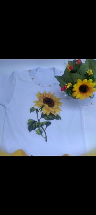 Костюм ,соняшник ,фіалка ,ромашка , .квіточки